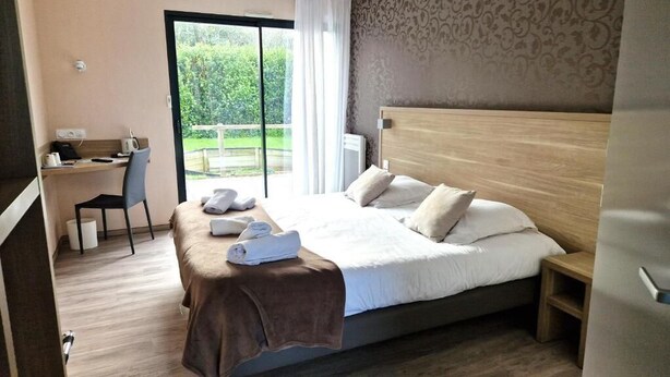 Quarto com uma cama, escrivaninha e cadeira.