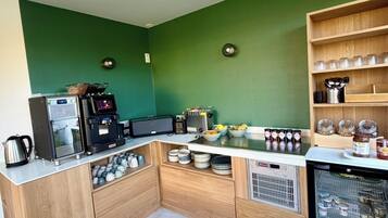 Kontinental frukost varje dag (EUR 13.00 per person)