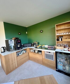 Daily continental breakfast for a fee - Logis Hôtel Au Moyne de Saire (Reville)