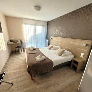Superior Room, Multiple Beds, Garden Area - Logis Hôtel Au Moyne de Saire (Reville)