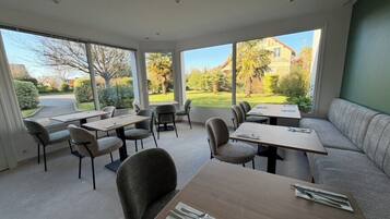 Colazione continentale, servita tutte le mattine (13.00 EUR a persona)