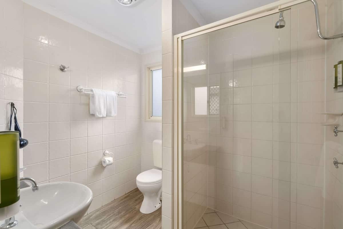 standard apartment, multiple beds, non smoking, kitchenette (separate lounge) | bathroom | shower, eco-friendly toiletries, hair dryer, towels