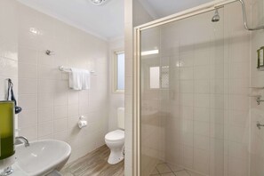 Standaard appartement, Meerdere bedden, niet-roken, kitchenette (Separate Lounge) | Badkamer | Een douche,  milieuvriendelijk toiletgerief, een haardroger, handdoeken
