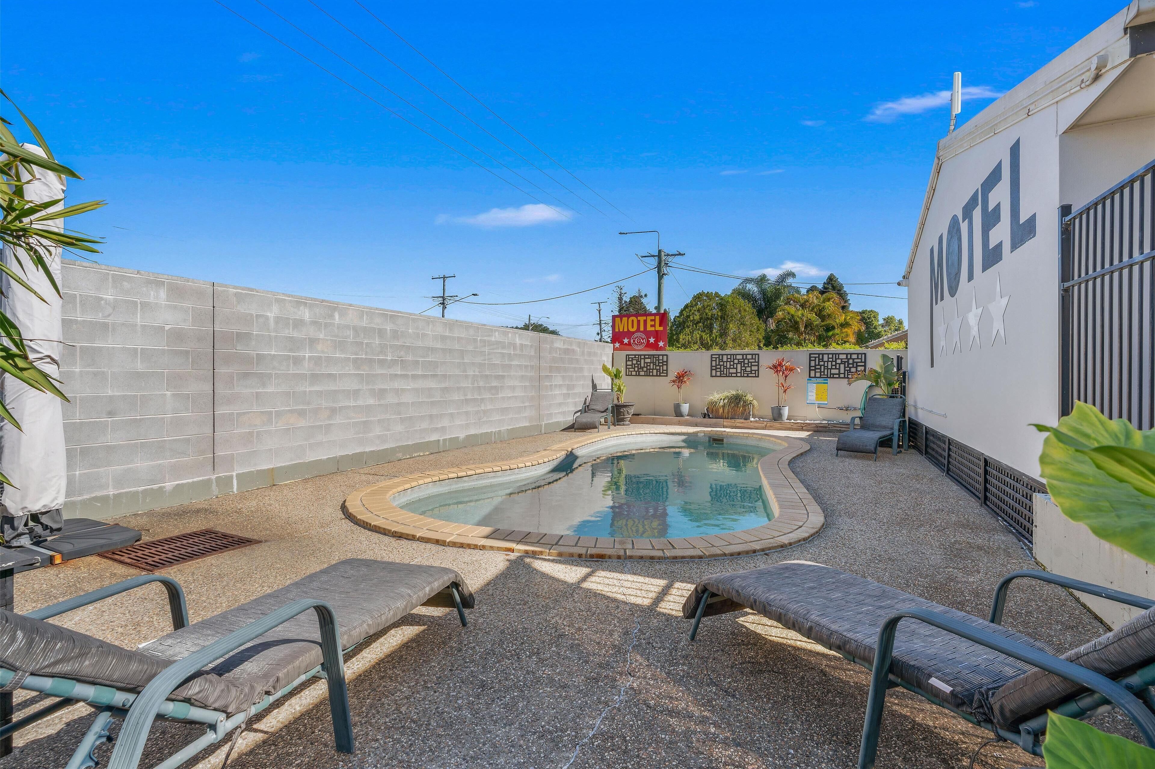 Una piscina al aire libre, cabañas de piscina gratuitas, sombrillas