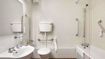 Tina con regadera, amenidades de baño ecológicas, secadora de cabello