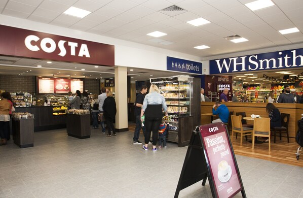 2 restaurantes, se sirven desayunos, comidas, cenas y cocina regional