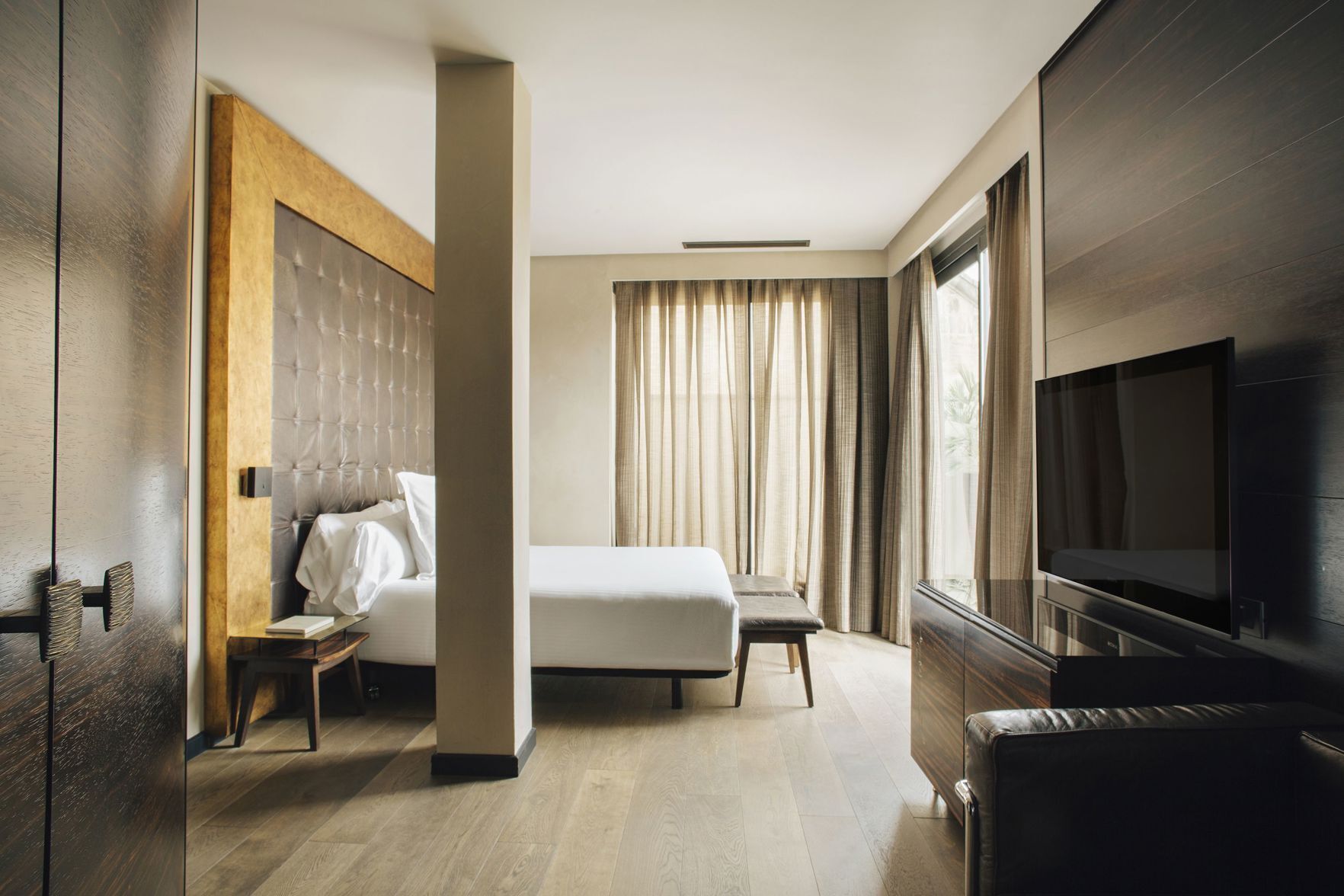Premium bedding, free minibar, in-room safe, soundproofing
