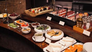 Dagelijks ontbijtbuffet (EUR 35.20 per persoon)