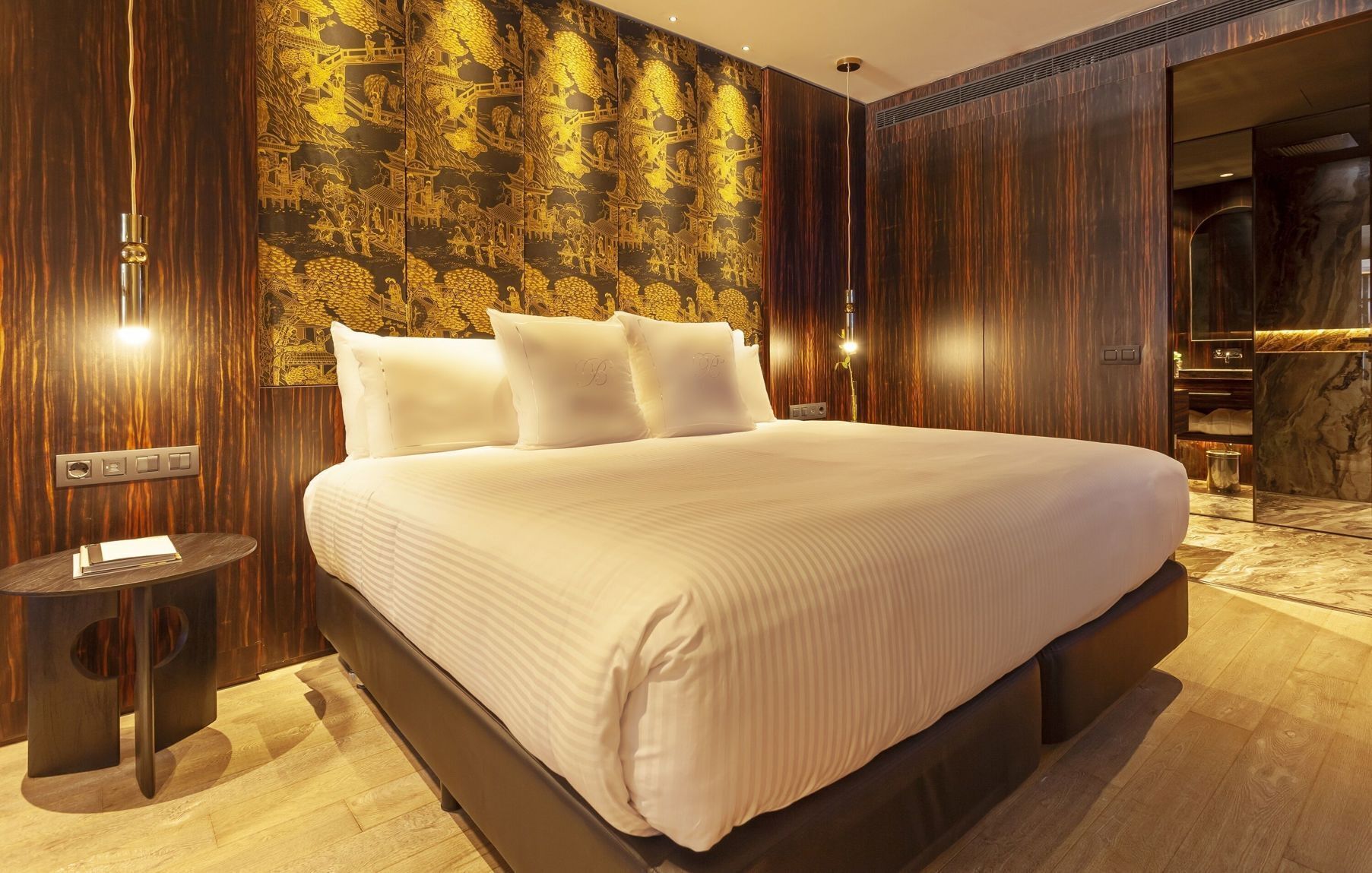 Premium bedding, free minibar, in-room safe, soundproofing
