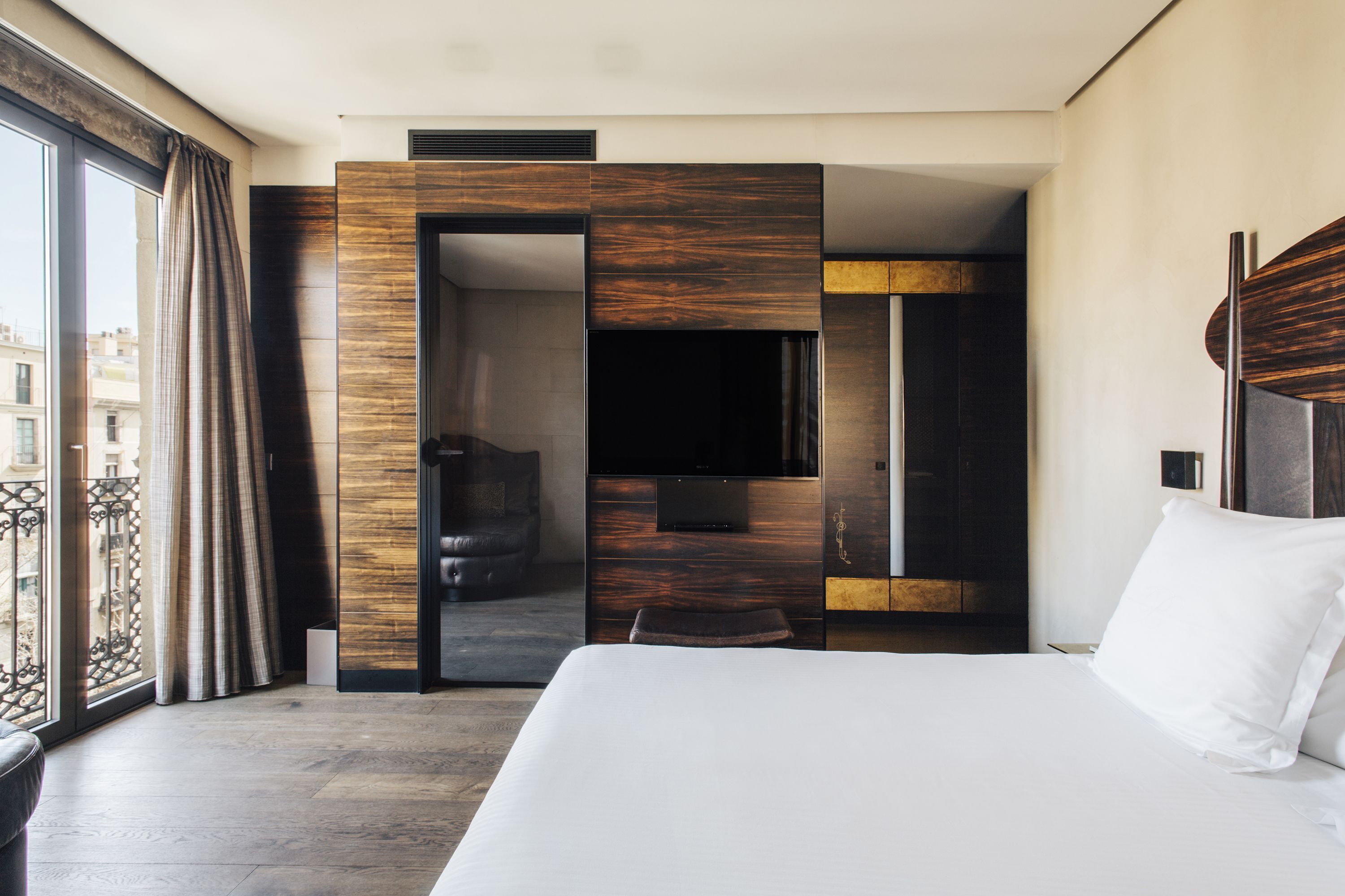 Premium bedding, free minibar, in-room safe, soundproofing