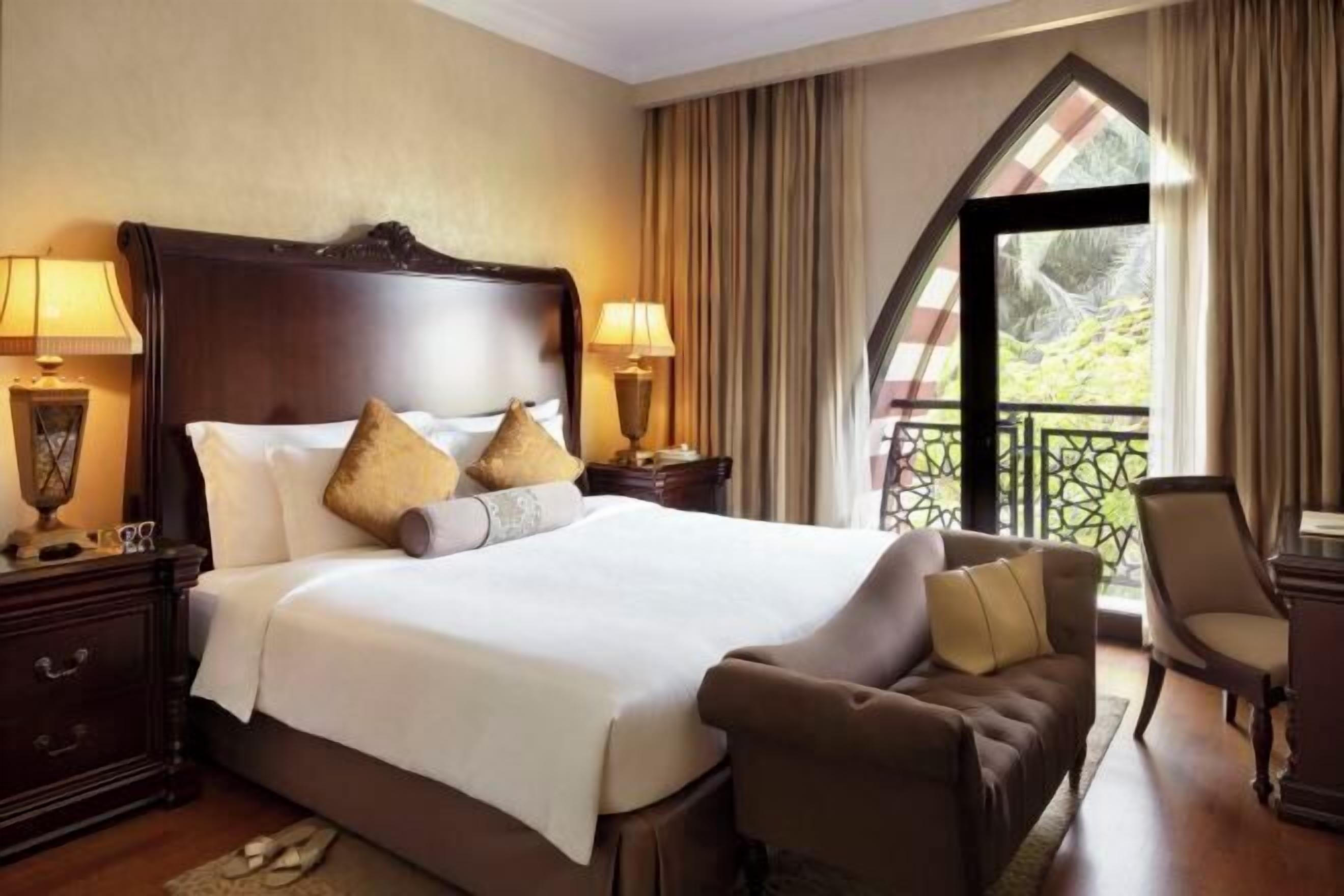 Premium bedding, minibar, in-room safe, desk