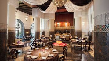 10 restaurants, breakfast, lunch, dinner served; international cuisine