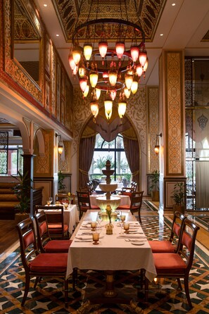 10 restaurants, breakfast, lunch, dinner served; international cuisine 