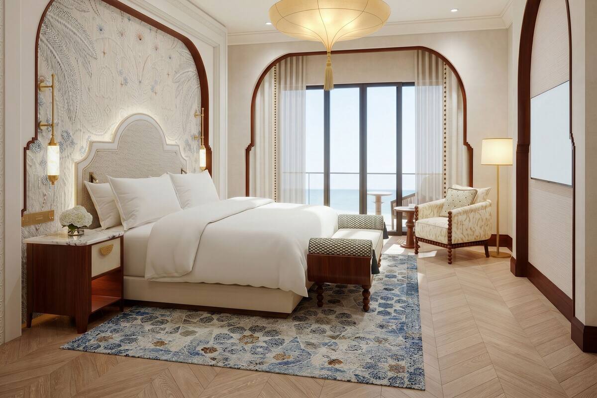 Une chambre spacieuse avec un grand lit, un coin salon et une vue sur la mer.
