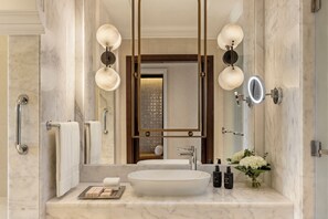 Separate tub and shower, deep soaking tub, rainfall showerhead