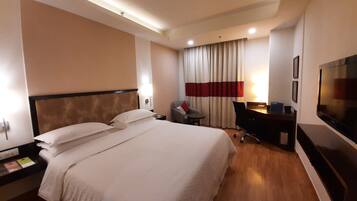 Quarto tradicional, 1 cama King | Roupas de cama premium, cofres nos quartos, escrivaninha