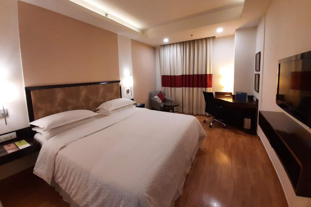 Premium bedding, in-room safe, desk, soundproofing