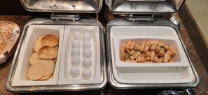 A buffet with trays of pancakes, eggs, and pasta. - Four Points by Sheraton Vadodara (Vadodara)