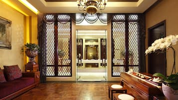 Couples treatment rooms, sauna, hot tub, steam room, body treatments