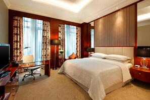Minibar, in-room safe, desk, laptop workspace - Sheraton Jiangyin Hotel (Wuxi)