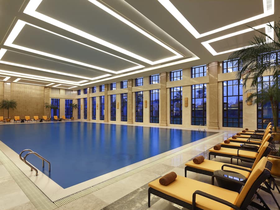 Kolam renang tertutup