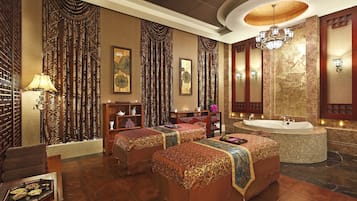 Salas de tratamiento para parejas, sauna y tina de hidromasaje