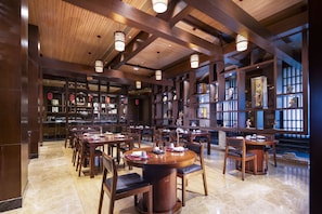3 restaurants; breakfast, lunch and dinner served 