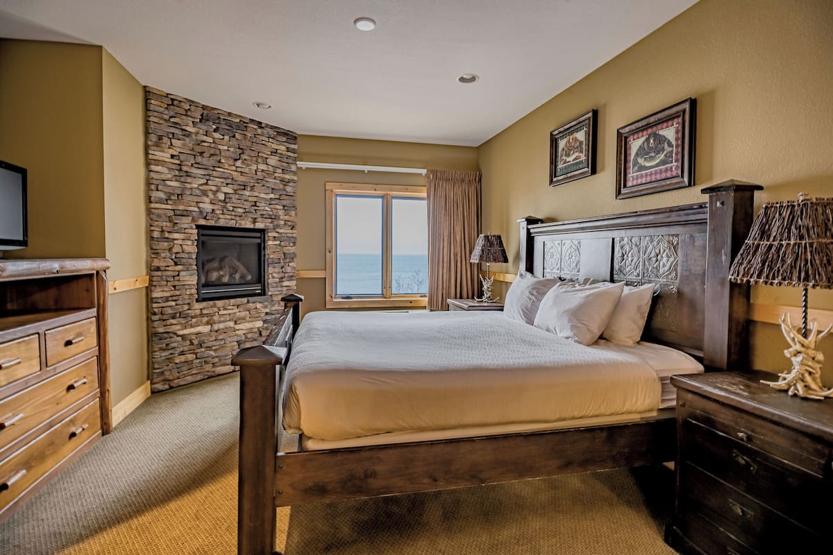 Junior Suite, 1 Bedroom, Jetted Tub, Lake View | 1 bedroom, premium bedding, free WiFi, bed sheets