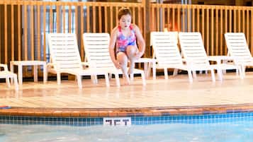 2 indendørs pools, sæsonbestemt udendørs pool, liggestole