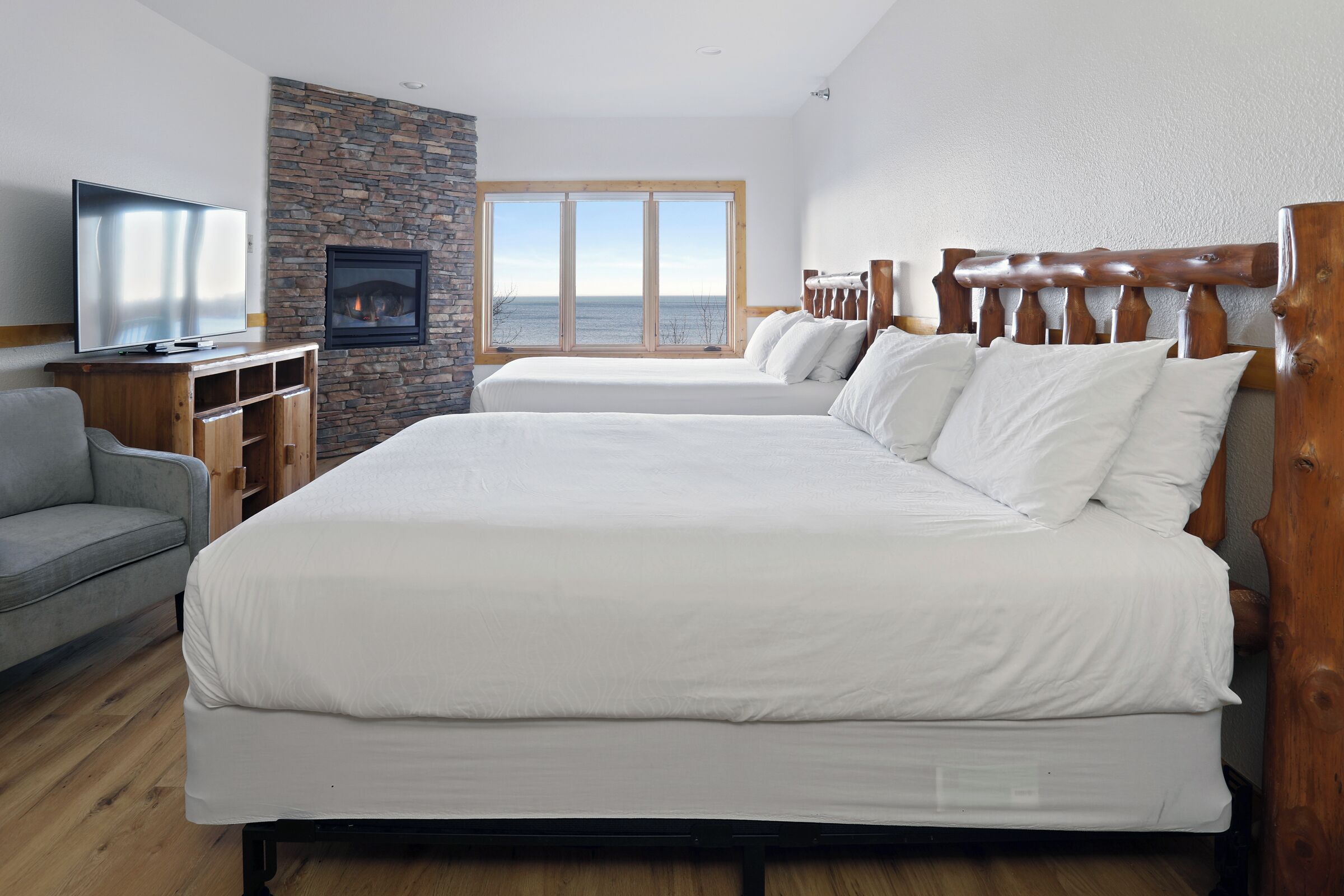 Chambre Standard, 2 grands lits, cheminée, vue lac