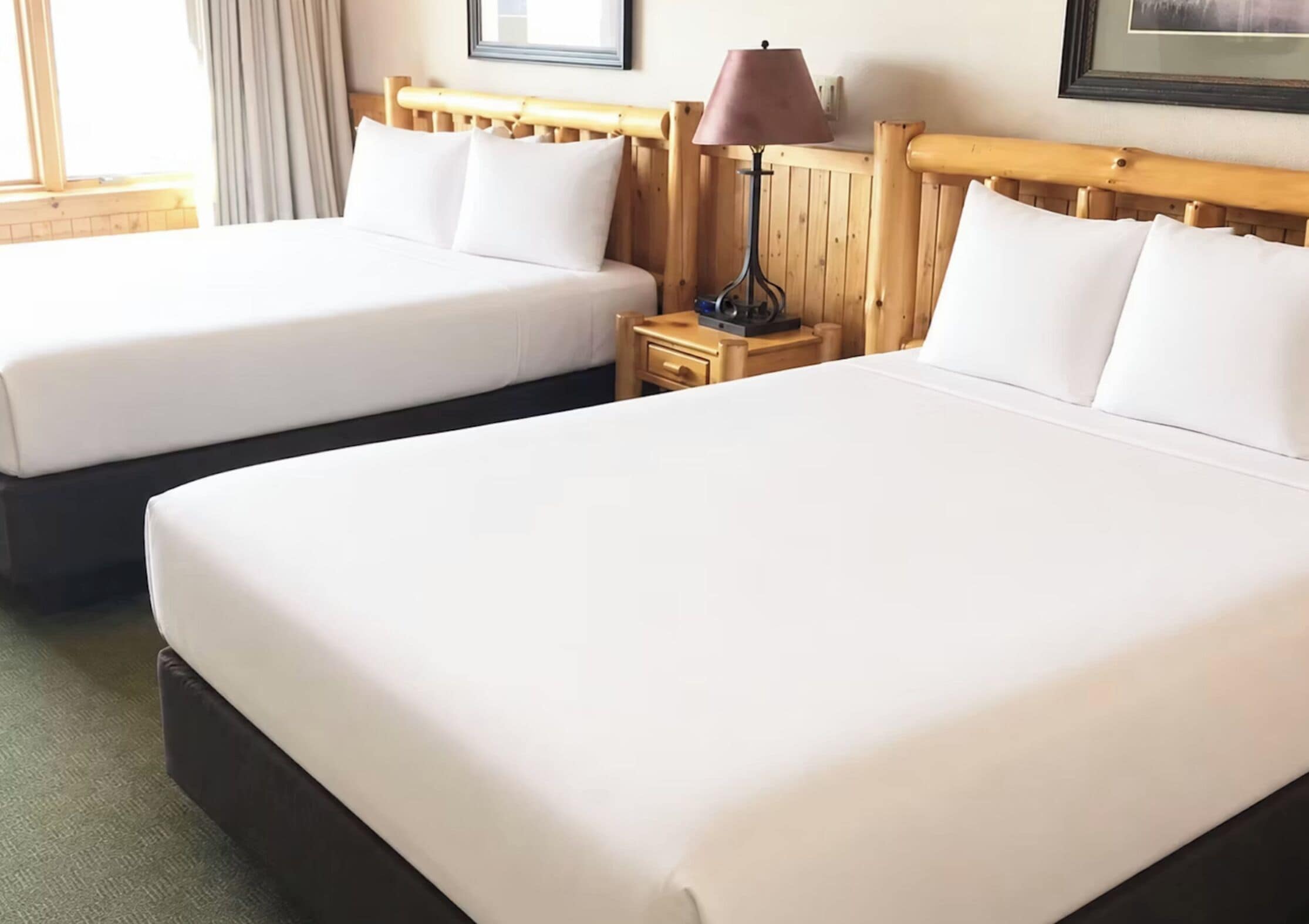 Habitación estándar, 2 camas Queen size, chimenea, vista al lago | Wifi gratis y ropa de cama 