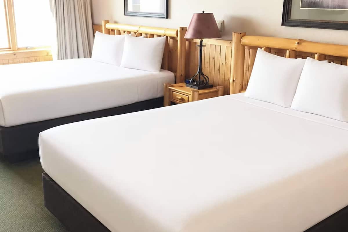 Standard Room, 2 Queen Beds, Fireplace, Lake View