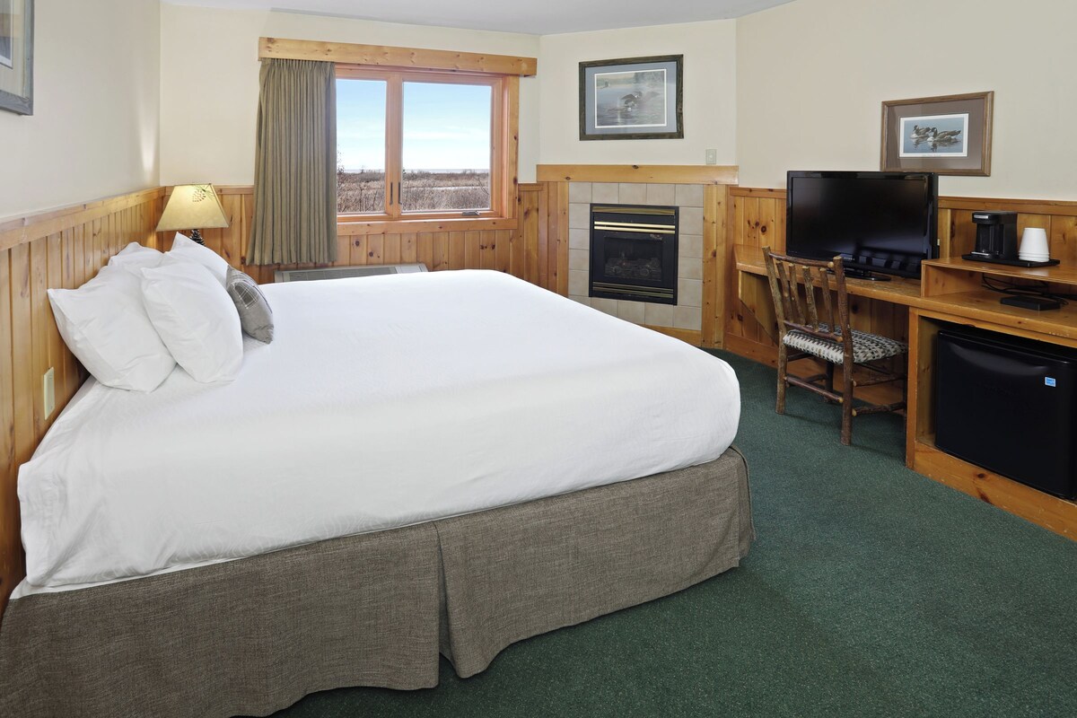 Standard Room, 1 King Bed, Fireplace