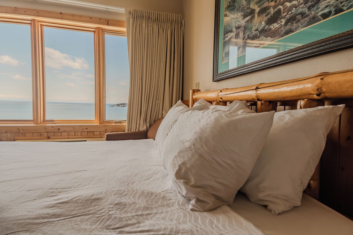 Standard Room, 1 King Bed, Fireplace, Lake View