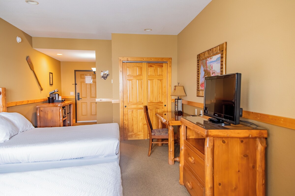Superior Suite, 2 Bedrooms, Kitchen, Lake View