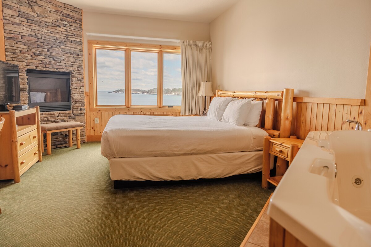 Standard Room, 1 King Bed, Hot Tub, Lake View