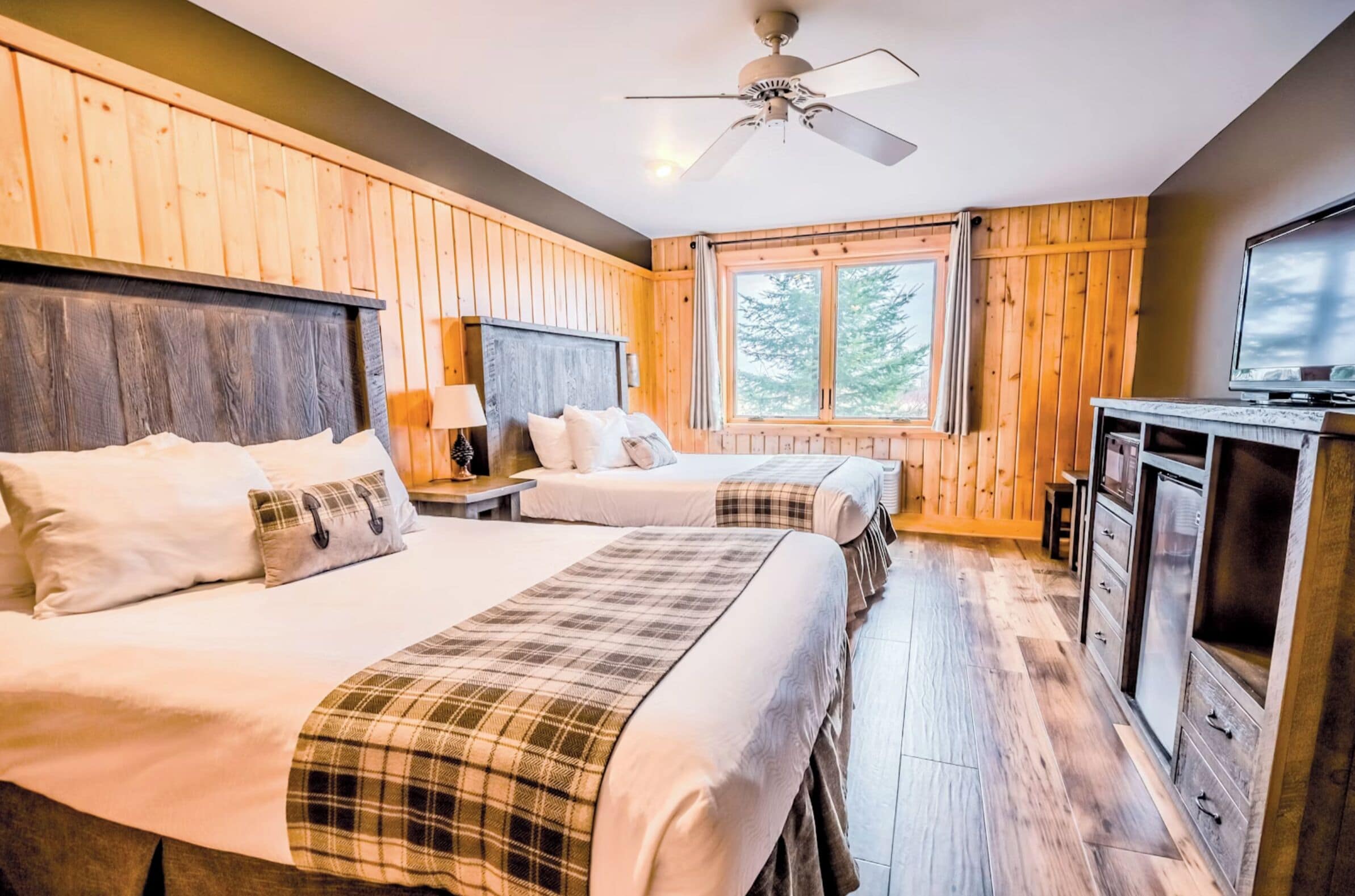 Habitación doble estándar, 2 camas matrimoniales, para no fumadores | Wifi gratis y ropa de cama 