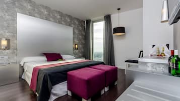 Een kluis op de kamer, een bureau, een laptopwerkplek