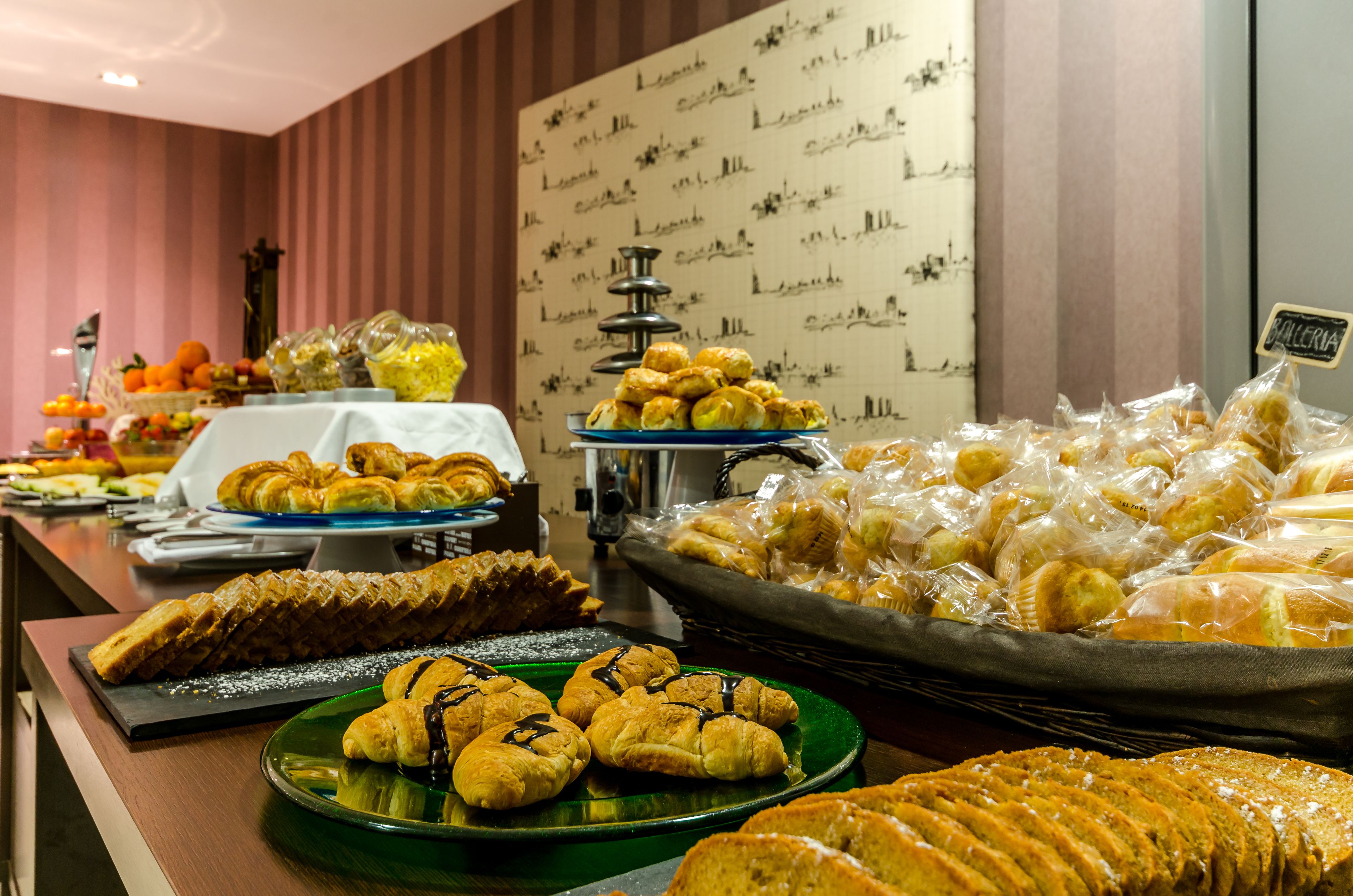 Tägliches Frühstücksbuffet (14 EUR pro Person)