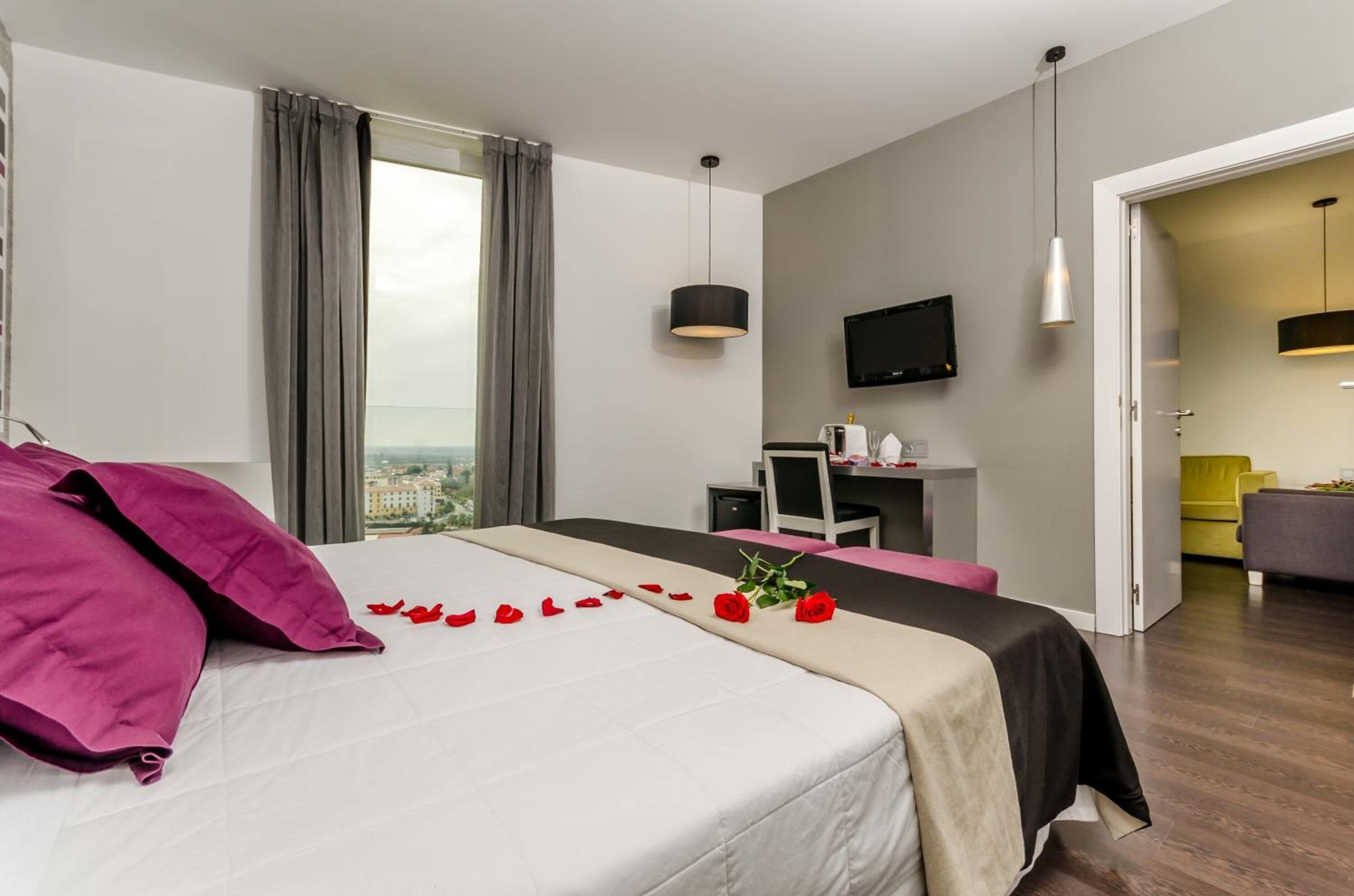 Zimmersafe, Schreibtisch, laptopgeeigneter Arbeitsplatz