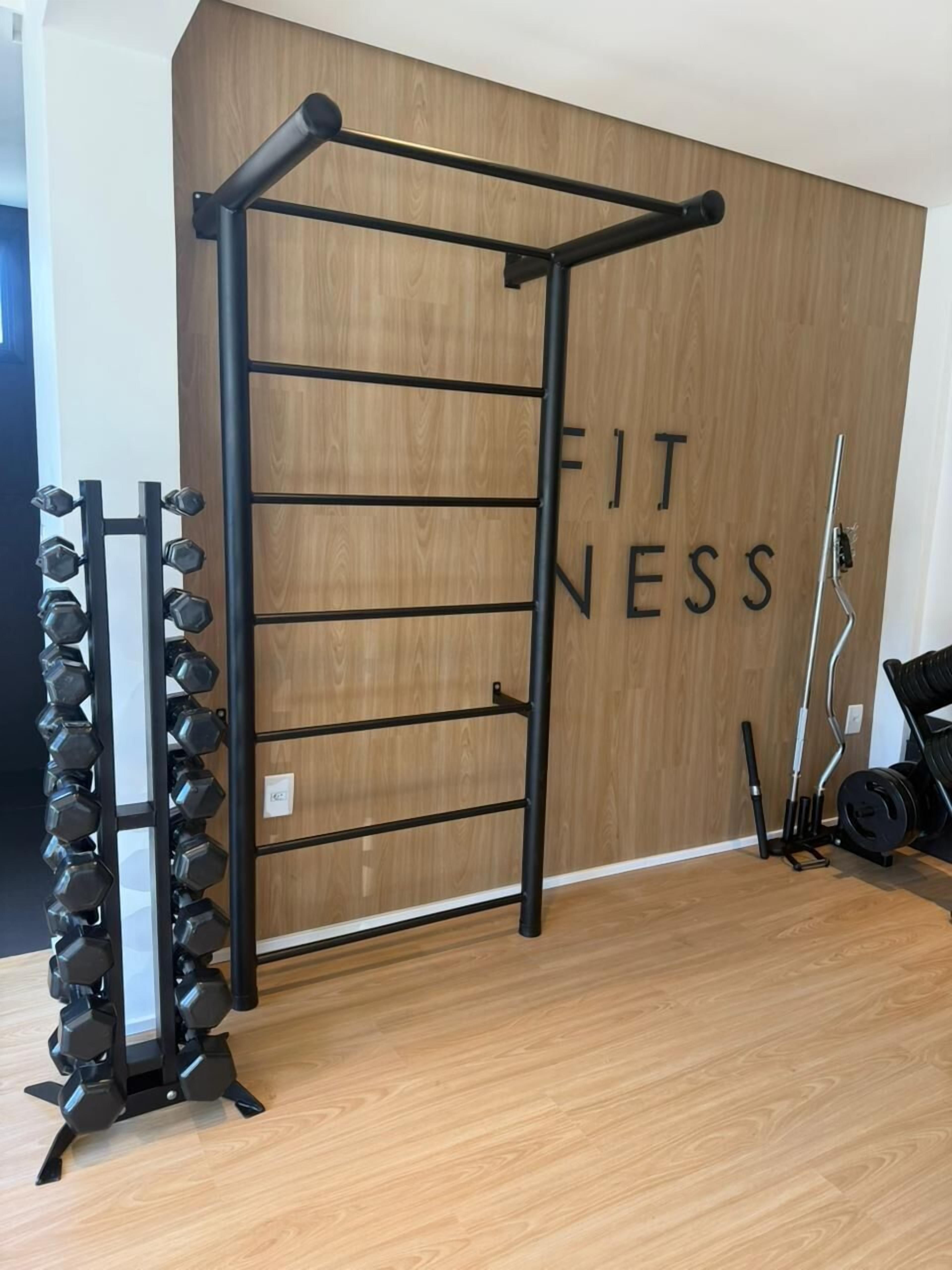 Una palestra con una sbarra per trazioni, manubri e bilancieri.