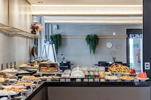 Free daily buffet breakfast