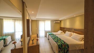 Quarto superior | Frigobar, cofres nos quartos, escrivaninha, cortinas blackout