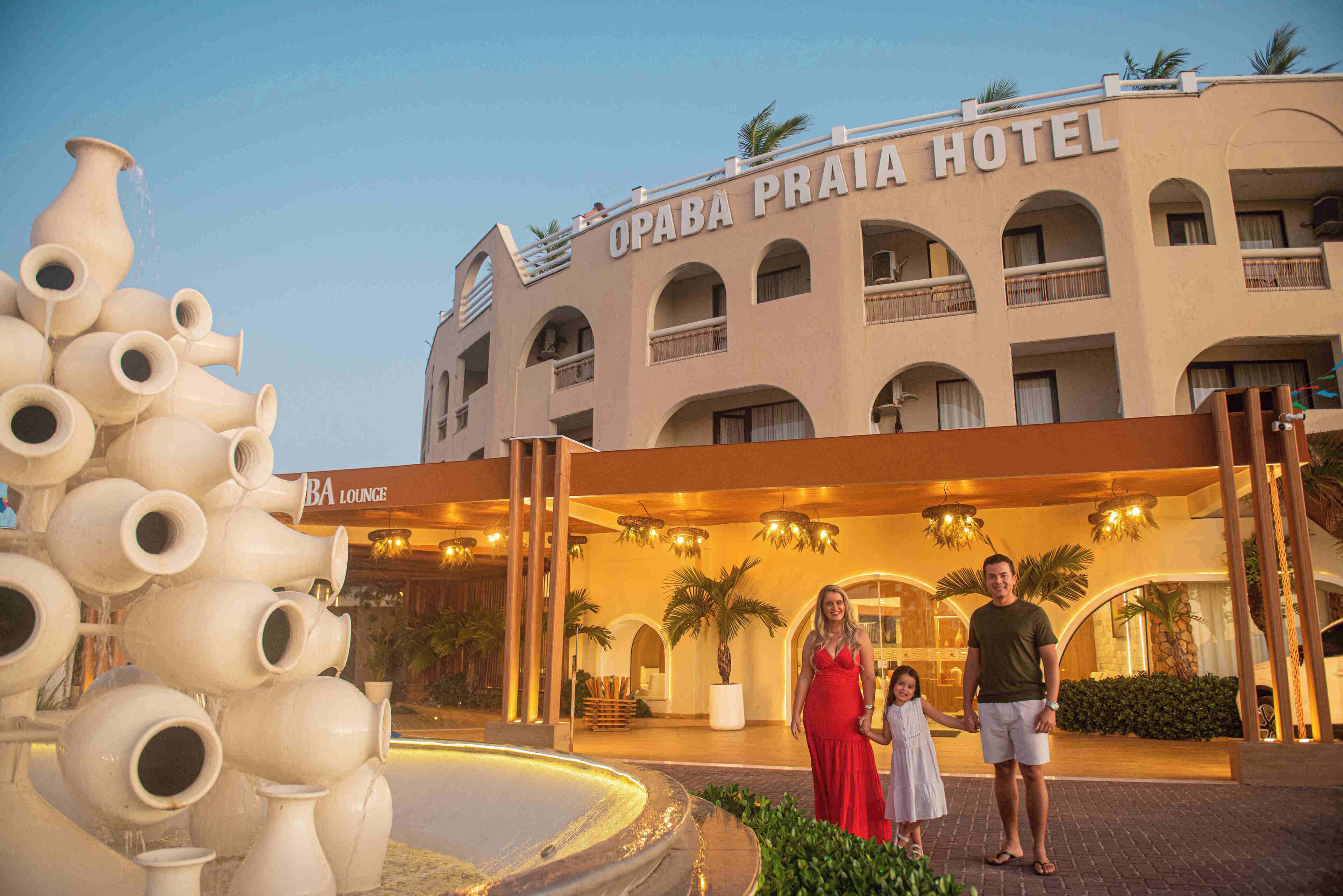 L'hôtel Opaba Praia se distingue par son entrée imposante, son espace détente et sa fontaine décorative.