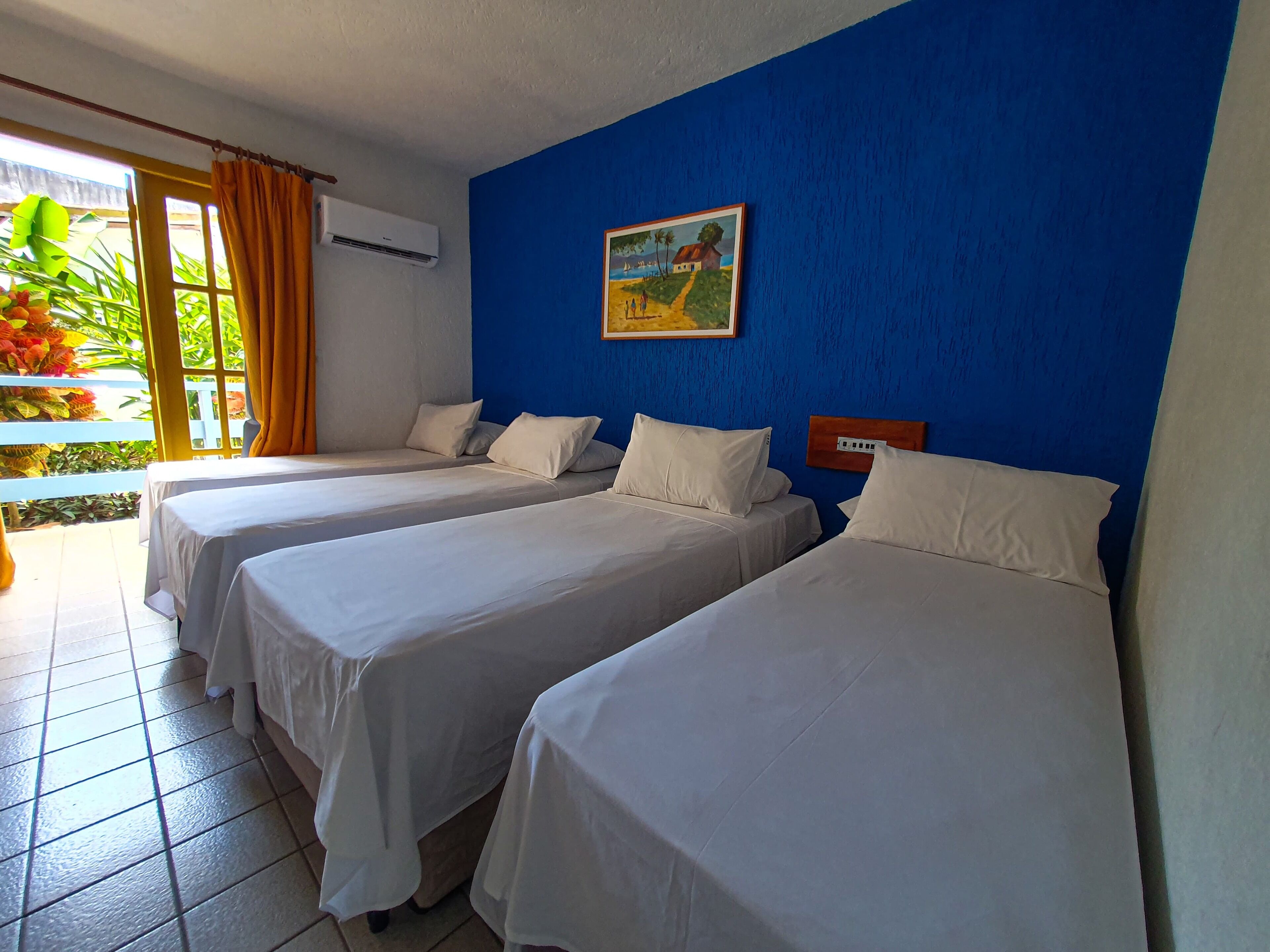 Superior Quadruplo | Minibar, caja de seguridad en la habitación y cortinas blackout 