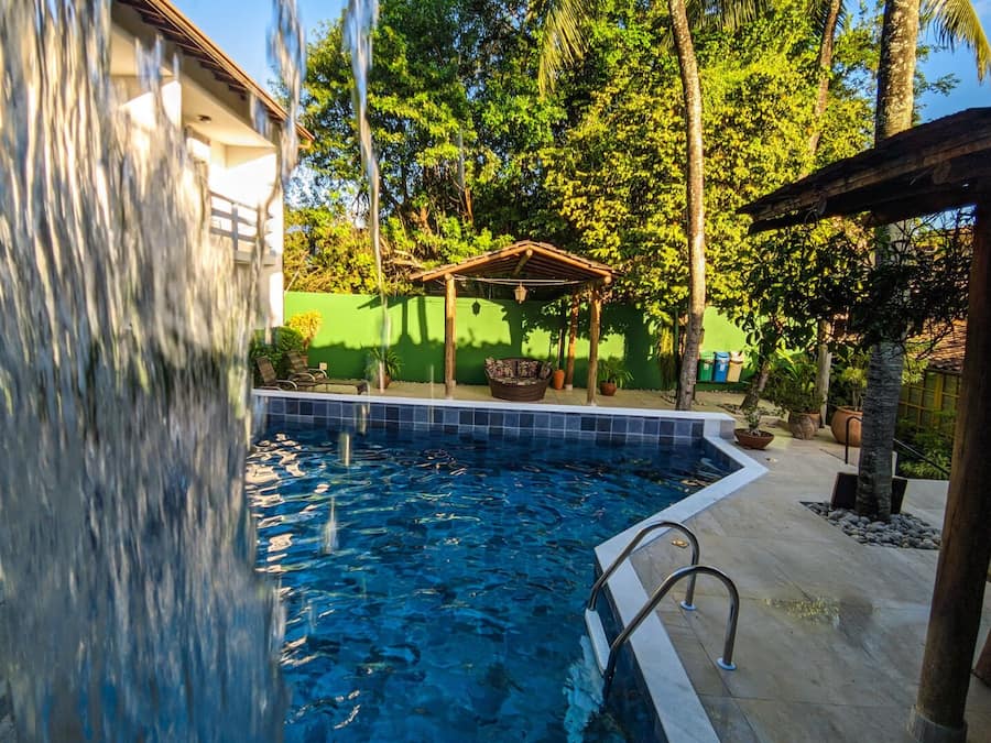 Una piscina al aire libre, sillones reclinables de piscina