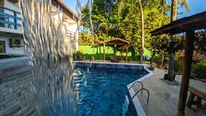 Piscina externa, espreguiçadeiras