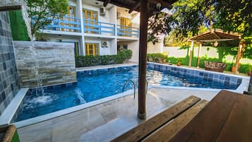 Una piscina al aire libre, tumbonas