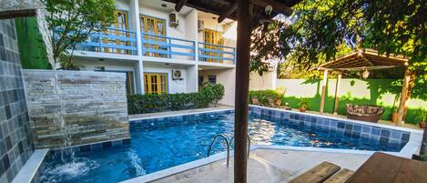 Piscine extérieure, chaises longues