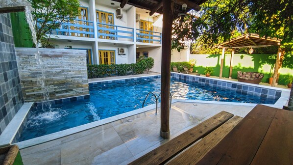 حمّام سباحة خارجي، مقاعد للتشمس